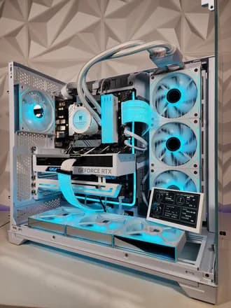 PC Gamer blanco cyan Ice Neon con ventiladores y GeForce RTX
