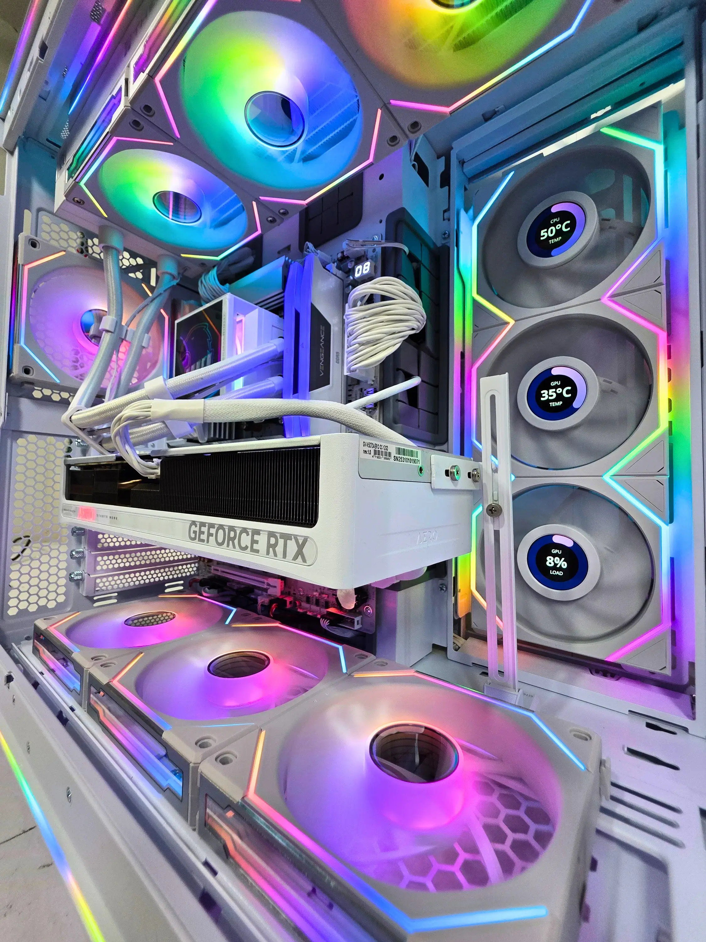 PC Gamer blanco RGB con ventiladores LCD y GeForce RTX